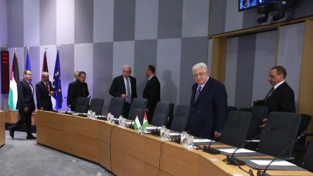 رئيس السلطة الفلسطينية محمود عباس ينضم الى وزراء خارجية دول الاتحاد ال28 في مقر الاتحاد في مروكسل، 22 يناير 2018 (OLIVIER HOSLET / AFP)