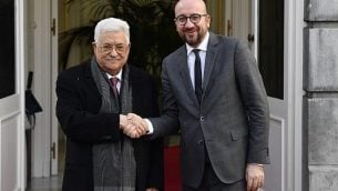 رئيس الوزراء البلجيكي تشارلس ميشيل يرحب برئيس السلطة الفلسطينية محمود عباس (يسار) لدى وصوله إلى بروكسل في 23 يناير / كانون الثاني 2018 (أف فوتو / بيلغا / إيريك للماند)