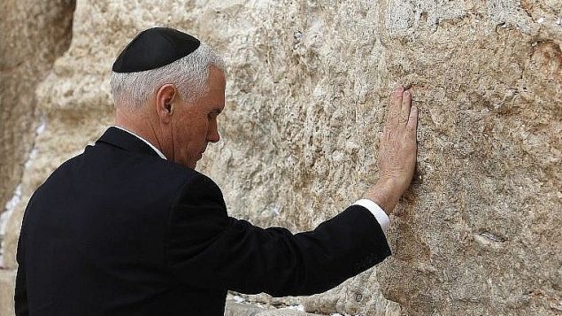 نائب الرئيس الامريكي مايك بنس يزور حائط المبكى في القدس، 23 يناير 2018 (AFP PHOTO / Thomas COEX)