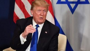 الرئيس الأمريكي دونالد ترامب خلال اجتماع ثنائي مع رئيس الوزراء بينيامين نتنياهو على هامش نتدى الاقتصاد العالمي في دافوس، شرقي سويسرا، 25 يناير، 2018. (AFP PHOTO / Nicholas Kamm)