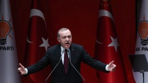 الرئيس الترمي رجب طيب اردوغان خلال خطاب في انقرة، 26 يناير 2018 (ADEM ALTAN / AFP)