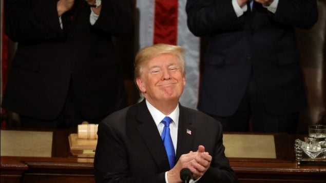 الرئيس الأمريكي دونالد ترامب يصفق خلال خطاب حالة الاتحاد أمام الكونغرس الأمريكي في 30 يناير، 2018 في العاصمة الأمريكية واشنطن. ( Chip Somodevilla/Getty Images/AFP)