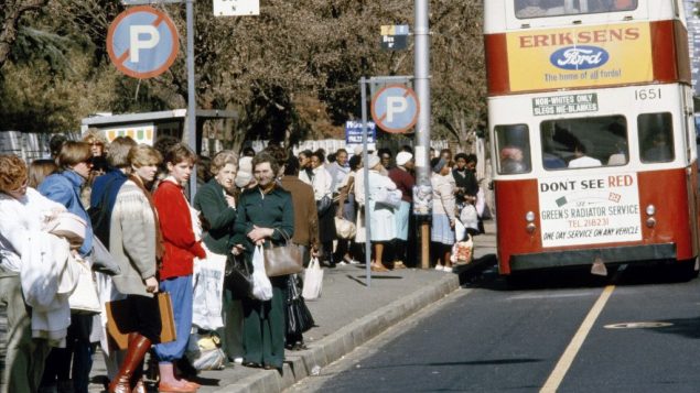 محطة حافلات مفصولة عرقيا في جوهانسبورغ عام 1982 (UN/DB)