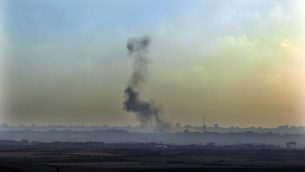 صورة توضيحية: دخان يتصاعد فوق غزة في اعقاب غارات جوية اسرائيلية (Tsafrir Abayov/Flash90)