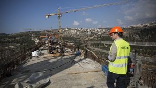 بناء جسر يمر فوق ’عيمق هأرزيم’ خارج القدس، لخط القطار السريع بين القدس وتل أبيب، 20 ديسمبر، 2015. (Hadas Parush/Flash90)