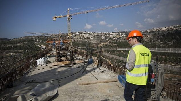 بناء جسر يمر فوق ’عيمق هأرزيم’ خارج القدس، لخط القطار السريع بين القدس وتل أبيب، 20 ديسمبر، 2015. (Hadas Parush/Flash90)
