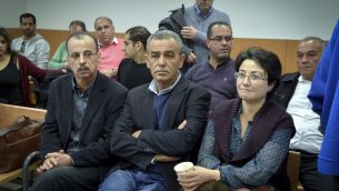 اعضاء حزب التجمع حنين زعبي، جمال زحالقة، خلال محاكمة زميلهم في الحزب باسل غطاس في محكمة الصلح في رحوفوت، 5 يناير 2017 (Avi Dishi/Flash90)
