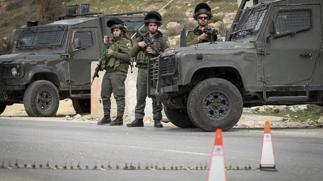 صورة توضيحية: ضباط شرطة الحدود يحرسون نقطة تفتيش في الضفة الغربية في 26 يناير / كانون الثاني 2017. (Wisam Hashlamoun/Flash90) صورة توضيحية: ضباط شرطة الحدود يحرسون نقطة تفتيش في الضفة الغربية في 26 يناير / كانون الثاني 2017. (Wisam Hashlamoun/Flash90)