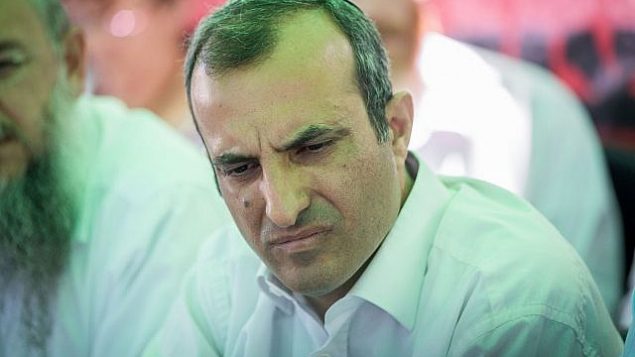 حنانئيل دوراني خلال مؤتمر صحافي في خيمة اعتصام لسكان مستوطنة بيت إيل أمام مكتب رئيس الوزراء في القدس، 25 يونيو، 2017. (Yonatan Sindel/Flash90)