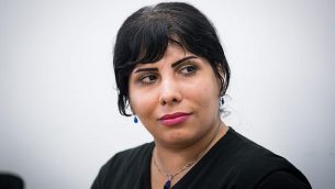 المدونة الإيرانية ندى أمين، لدى وصولها إلى إسرائيل في أغسطس 2107. (Yonatan Sindel/Flash90)