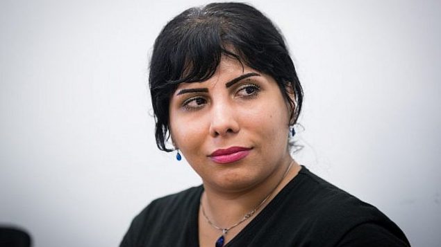 المدونة الإيرانية ندى أمين، لدى وصولها إلى إسرائيل في أغسطس 2107. (Yonatan Sindel/Flash90)