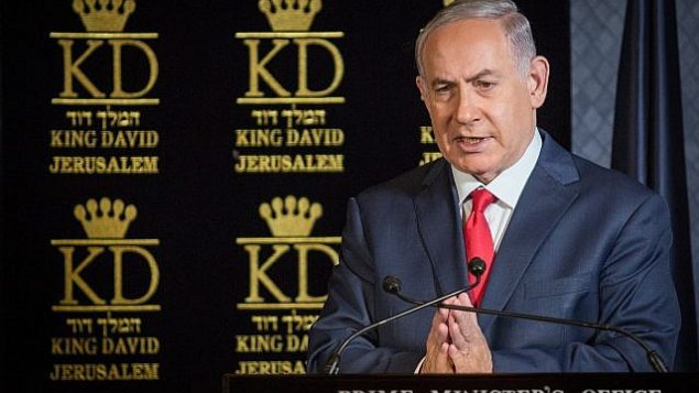 يعقد رئيس الوزراء بنيامين نتانياهو مؤتمرا صحفيا مشتركا مع كونستانتينوس بيكاس، السفير اليوناني لدى إسرائيل (ليس في الصورة)، خلال اجتماع مع سفراء حلف شمال الأطلسي في إسرائيل في فندق الملك داود في القدس في التاسع من يناير عام 2018. (Hadas Parushl/Flash90)