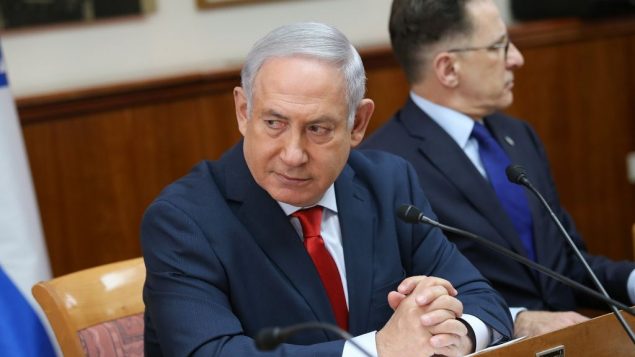 رئيس الوزراء بنيامين نتنياهو يقود جلسة الحكومة الاسبوعية في مكتب رئيس الوزراء في القدس، 21 يناير 2018 (Alex Kolomoisky/POOL)