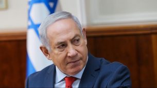 رئيس الوزراء بنيامين نتنياهو يقود جلسة الحكومة الاسبوعية في مكتب رئيس الوزراء في القدس، 21 يناير 2018 (Alex Kolomoisky/POOL)