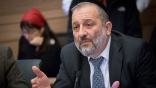 وزير الداخلية ارييه درعي خلال جلسة للجنة الشؤون الداخلية حول ترحيل طالبي اللجوء الافريقيين، 29 يناير 2018 (Alster/Flash90)
