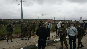 قوات الأمن في موقع محاولة هجوم طعن في مفرق تبواح في الضفة الغربية، 23 يناير، 2018. (Samaria Regional Council)
