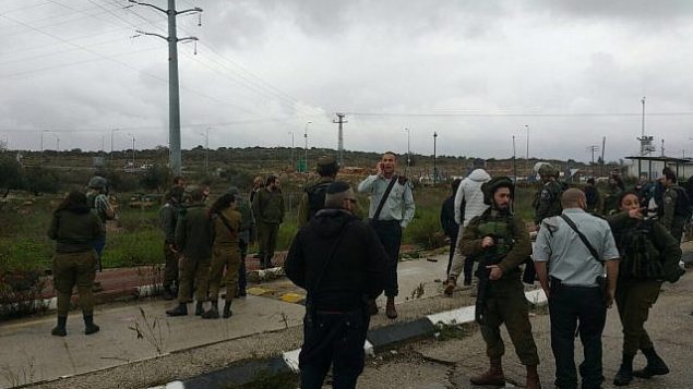 قوات الأمن في موقع محاولة هجوم طعن في مفرق تبواح في الضفة الغربية، 23 يناير، 2018. (Samaria Regional Council)