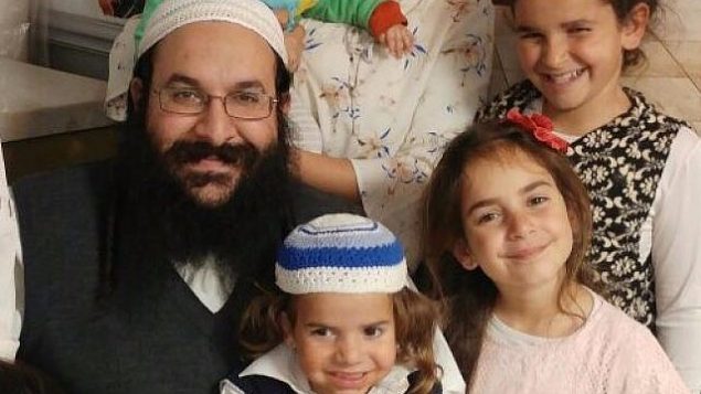 الحاخام رازئيل شيفاح مع عائلته، في صورة غير مؤرخة. (المصدر: العائلة)