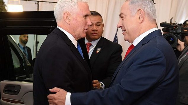 رئيس الوزراء بينيامين نتنياهو، من اليمين، يستقبل نائب الرئيس الأمريكي مايك بنس في القدس، 22 يناير، 2018. (Courtesy/PMO) رئيس الوزراء بينيامين نتنياهو، من اليمين، يستقبل نائب الرئيس الأمريكي مايك بنس في القدس، 22 يناير، 2018. (Courtesy/PMO)