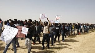 مهاجرون افريقيون يسيرون من سجن حولوت الى سجن سهرونيم في صحراء النقب في جنوب اسرائيل، 22 فبراير 2018 (AFP / MENAHEM KAHANA)