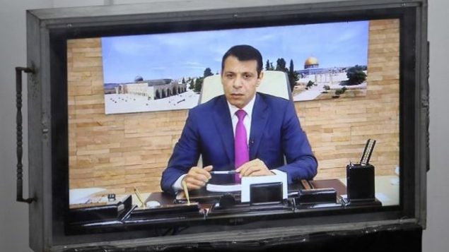 يحضر عضو حركة فتح السابق المنفي محمد دحلان اجتماع المجلس التشريعي الفلسطيني في مدينة غزة خلال مؤتمر فيديو من الإمارات العربية المتحدة في 27 يوليو / تموز 2017. (AFP PHOTO / SAID KHATIB)