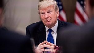 الرئيس الأمريكي دونالد ترامب يصغي إلى متحدث خلال عشاء عمل مع رجال أعمال أروروبيين خلال المنتدى الاقتصادي العالمي السنوي في دافوس، 25 يناير، 2018. (AFP PHOTO / NICHOLAS KAMM)