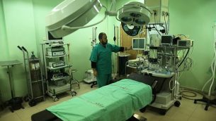 يقوم موظف في وزارة الصحة الفلسطينية بفحص مستشفى بيت حانون في شمال قطاع غزة بعد ان توقفت خدماته في 29 كانون الثاني / يناير 2018 بعد نفاد الوقود. (Mahmud Hams/AFP)