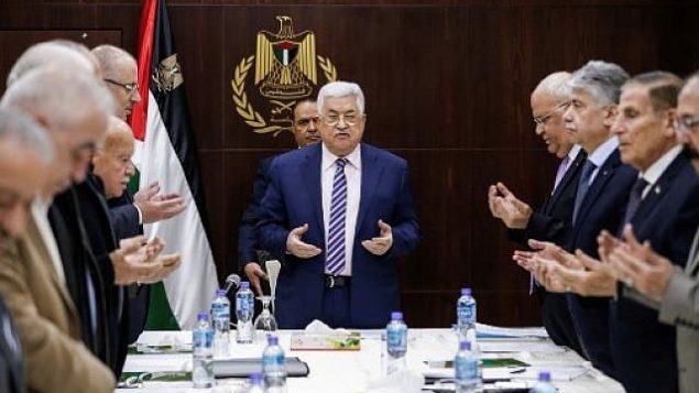 رئيس السلطة الفلسطينية محمود عباس يتلو صلاة قبل ترأسه لاجتماع لللجنة التنفيذية لمنظمة التحرير الفلسطينية في مقر السلطة الفلسطينية في مدينة رام الله في الضفة الغربية، 3 فبراير، 2018. (AFP PHOTO / ABBAS MOMANI)