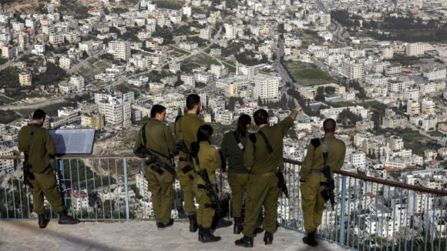 جنود اسرائليون يطلون على مدينة نابلس في الضفة الغربية، 7 فبراير 2018 (AFP / MENAHEM KAHANA)