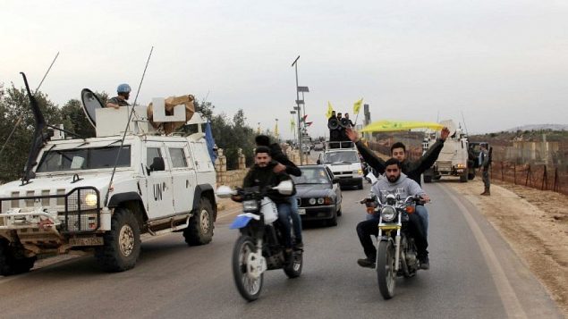 مؤيدون لحزب الله في منطقة بوابة فاطمة في كفر كيلا على الحدود اللبنانية مع إسرائيل في 10 فبراير / شباط 2018 للاحتفال بتحطم طائرة نفاثة إسرائيلية وادانة الغارات الإسرائيلية على سوريا. (AFP PHOTO / Ali DIA)