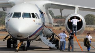 هذه الصورة من الأرشيف تم التقاطها في 5 مارس، 2010 في حيدر  آباد يظهر فيها تقنيون ومسؤولون وهو يقفون إلى جانب طائرة ركاب من طراز "أنطونوف  An-148" معروضة في معرض الطيران الهندي في مطار "بوغومبيت". (Noah SEELAM / AFP)