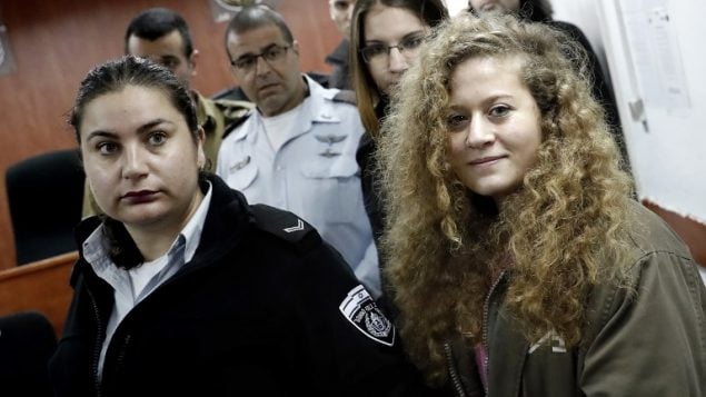 الفلسطينية البالغة 17 عام عهد تميمي تصل لبدء محاكمتها في المحكمة العسكرية في سجن عوفر في الضفة الغربية، 13 فبراير 2018 (THOMAS COEX/AFP)