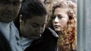 عهد التميمي تصل إلى بداية محاكمتها في محكمة عوفر العسكرية في الضفة الغربية في 13 فبراير / شباط 2018. (Thomas Coex/AFP)