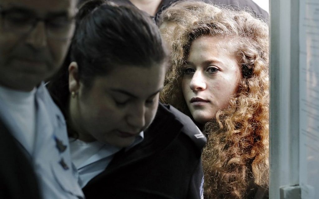 عهد التميمي تصل إلى بداية محاكمتها في محكمة عوفر العسكرية في الضفة الغربية في 13 فبراير / شباط 2018. (Thomas Coex/AFP) عهد التميمي تصل إلى بداية محاكمتها في محكمة عوفر العسكرية في الضفة الغربية في 13 فبراير / شباط 2018. (Thomas Coex/AFP)