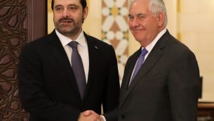 وزير الخارجية الأمريكية ريكس تيلرسون (من اليمين) يصافح رئيس الوزراء اللبناني سعد الحريري في السراي الكبير في بيروت، 15 فبراير، 2018. (AFP PHOTO / ANWAR AMRO)
