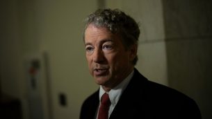 السناتور الامريكي راند بول خلال مقابلة تلفزيونية في واشنطن، 8 فبراير 2018 (ALEX WONG / GETTY IMAGES NORTH AMERICA / AFP)