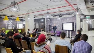 ساري طه، مدير برنامج لمساحة العمل التعاونية 'كونكت' في روابي في محاضرة مع زوار. ((Courtesy)