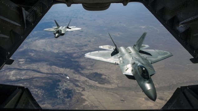 طائرتي اف-22 امريكية تحلق في اجواء سوريا، 2 فبراير 2018 (Air National Guard/ Staff Sgt. Colton Elliott via Department of Defense)