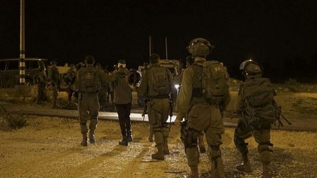 جنود إسرائيليون خلال مداهمة في قرية نبي صالح الفلسطينية تم خلالها اعتقال 9 من سكانها، 26 فبراير، 2018. (الجيش الإسرائيلي)