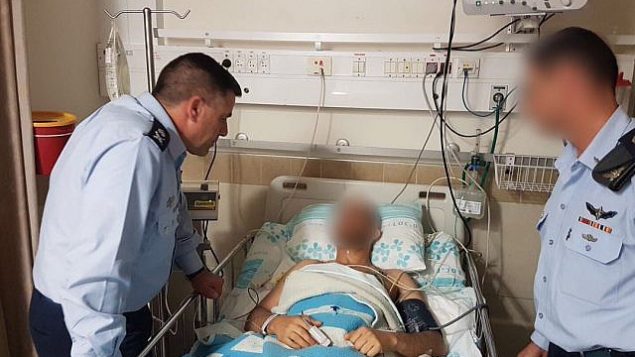 قائد سلاح الجو عيمكام نوركين، من اليسار، وضابط لم يتم الكشف عن هويته، من المين، يقومان بزيارة طيار مصاب في مستشفى ’رمبام’ في مدينة حيفا في 11 فبراير، 2018، في صورة نشرها الجيش الإسرائيلي في 12 فبراير، 2018.  (IDF Spokesperson's Unit)