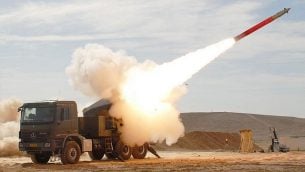 إطلاق صاروخ  طراز اكسترا صناعة عسكرية إسرائيلية من قاذفته. (Israel Military Industries)