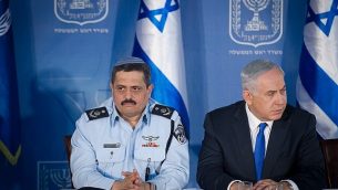 المفوض العام للشرطة الإسرائيلية روني الشيخ ورئيس الوزراء بينيامين نتنياهو في حفل استقبال بمناسبة تعيين الشيخ، في مكتب رئيس الوزراء في القدس، 3 ديسمبر، 2015. (Miriam Alster/Flash90)