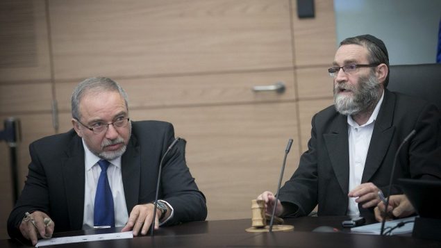 وزير الدفاع افيغادور ليبرمان وعضو الكنيست من حزب يهدوت هتوراة موشيه غافني في جلسة للجنة المالية في الكنيست، 6 ديسمبر 2016 (Yonatan Sindel/Flash90)