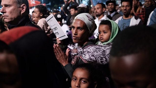 طلبو لجوء افريقيين ونشطاء حقوق انسان يتظاهرون ضد الترحيل في تل ابيب، 21 فبراير 2018 (Tomer Neuberg/Flash90)