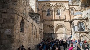 أشخاص يحتشدون من أمام الأبواب المغلقة لكنيسة القيامة في البلدة القديمة في القدس، 25 فبراير، 2018. (Hadas Parush/Flash90)