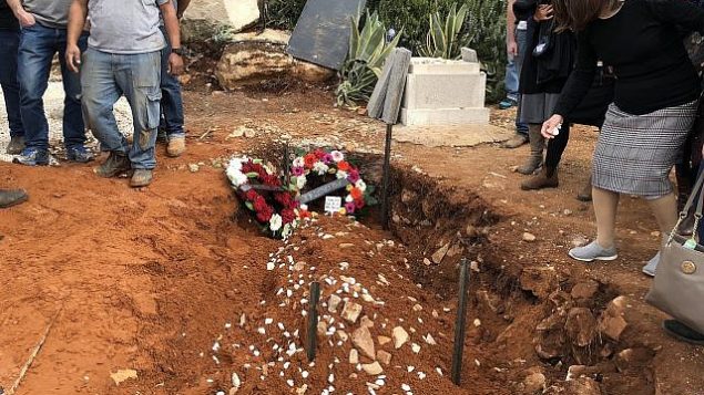 قبر الحاخام ايتمار بن غال، ضحية هجوم طعن فلسطيني، بعد تشييع جثمانه في مستوطنة هار براخا في الضفة الغربية، 6 فبراير 2018 (Jacob Magid/Times of Israel)