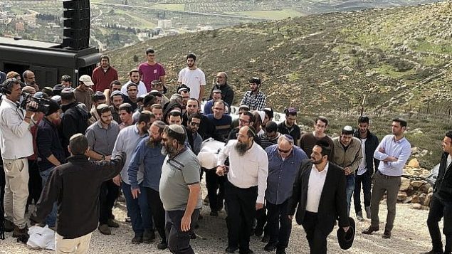 تشييع جثمان الحاخام ايتمار بن غال، ضحية هجوم طعن فلسطيني، في مستوطنة هار براخا في الضفة الغربية، 6 فبراير 2018 (Jacob Magid/Times of Israel)