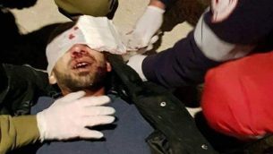 فلسطيني يتلقى العلاج من جنود اسرائيليين بعد اصابته في الرأس نتيجة رشق مستوطنين لحجارة بالقرب من مدخل نابلس في الضفة الغربية، 5 فبراير 2018 (Courtesy)