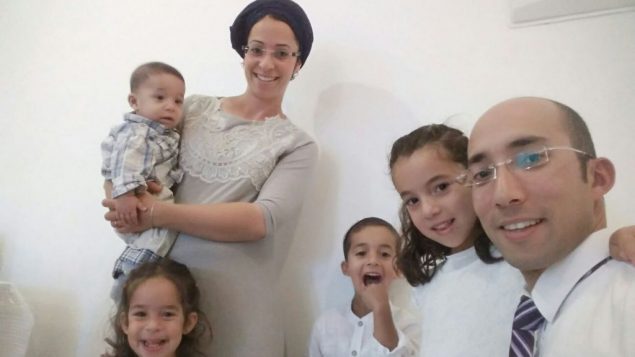 ايتمار بن غال، ضحية هجوم طعن فلسطيني في الضفة الغربية في 5 فبراير 2018، في صورة مع عائلته (Courtesy)