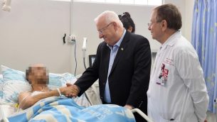 الرئيس رؤوفن ريفلين يزور طياري الجيش الإسرائيلي اللذان اصيبا في اسقاط طائرة اف-16 اسرائيلية خلال عودتها من سوريا، 11 فبراير 2018 (Mark Neiman/GPO)